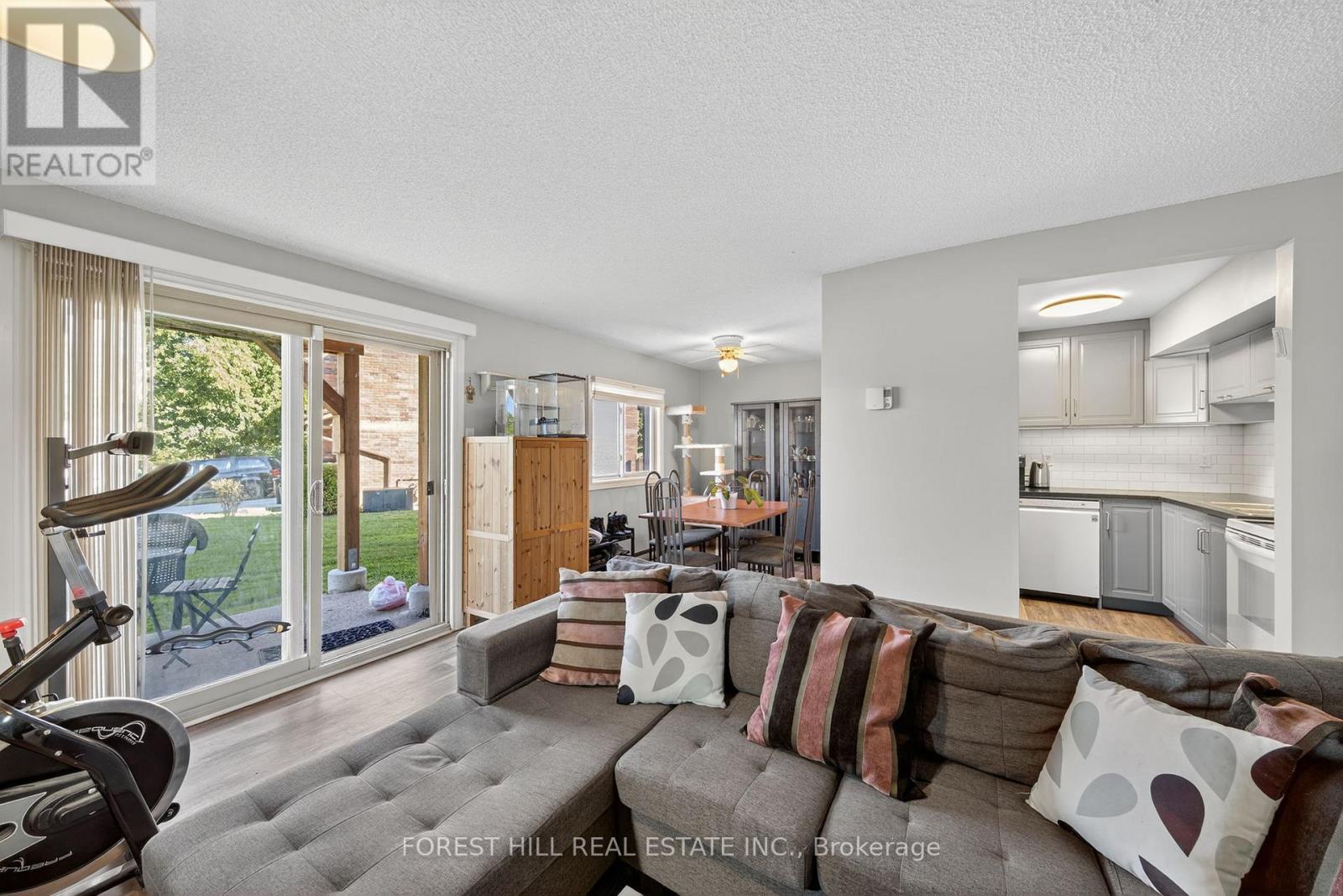 Photo 11 of 4 22 Meadow Lane, Barrie ON