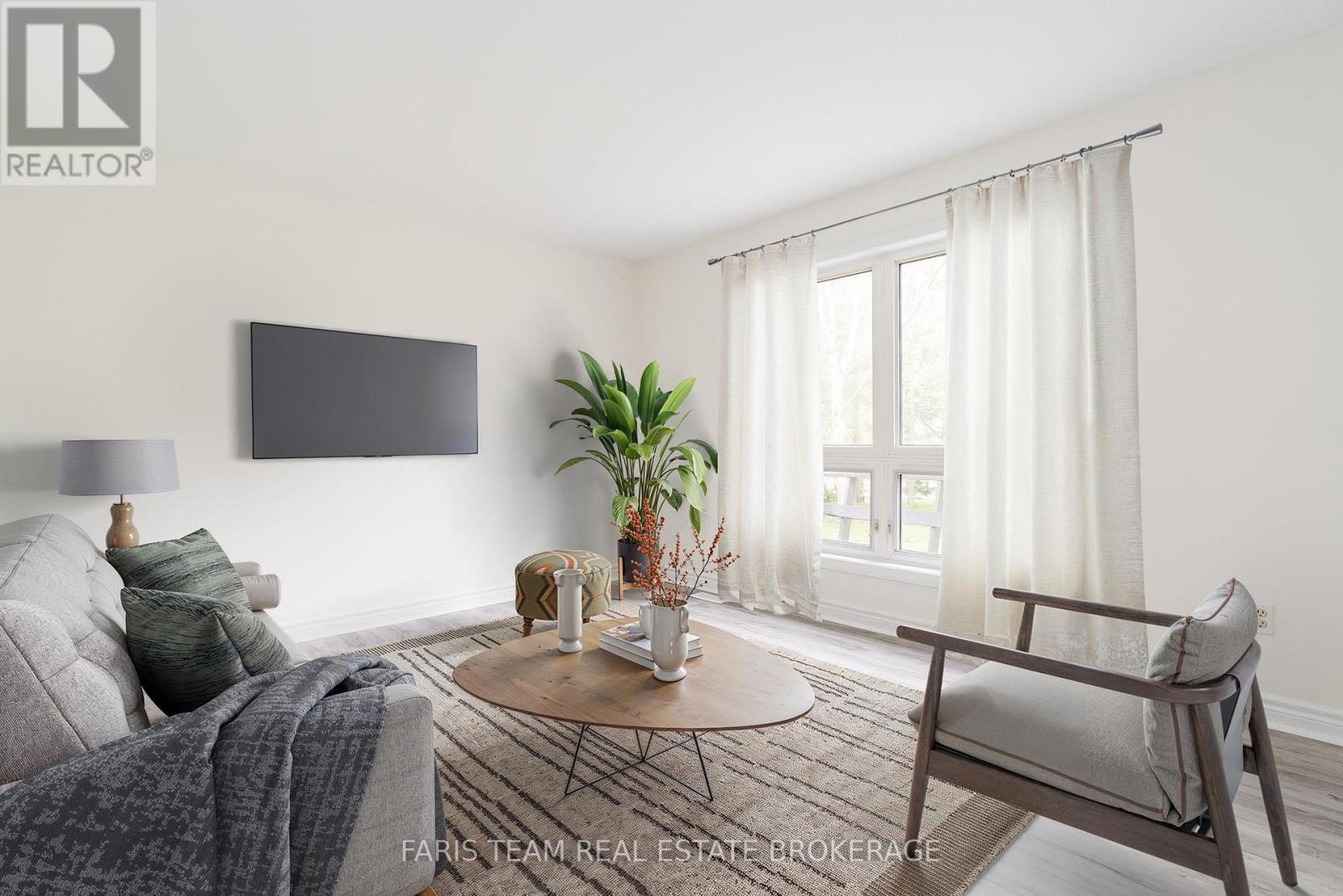 Photo 10 of 19 Wakunda Crescent, Tiny ON
