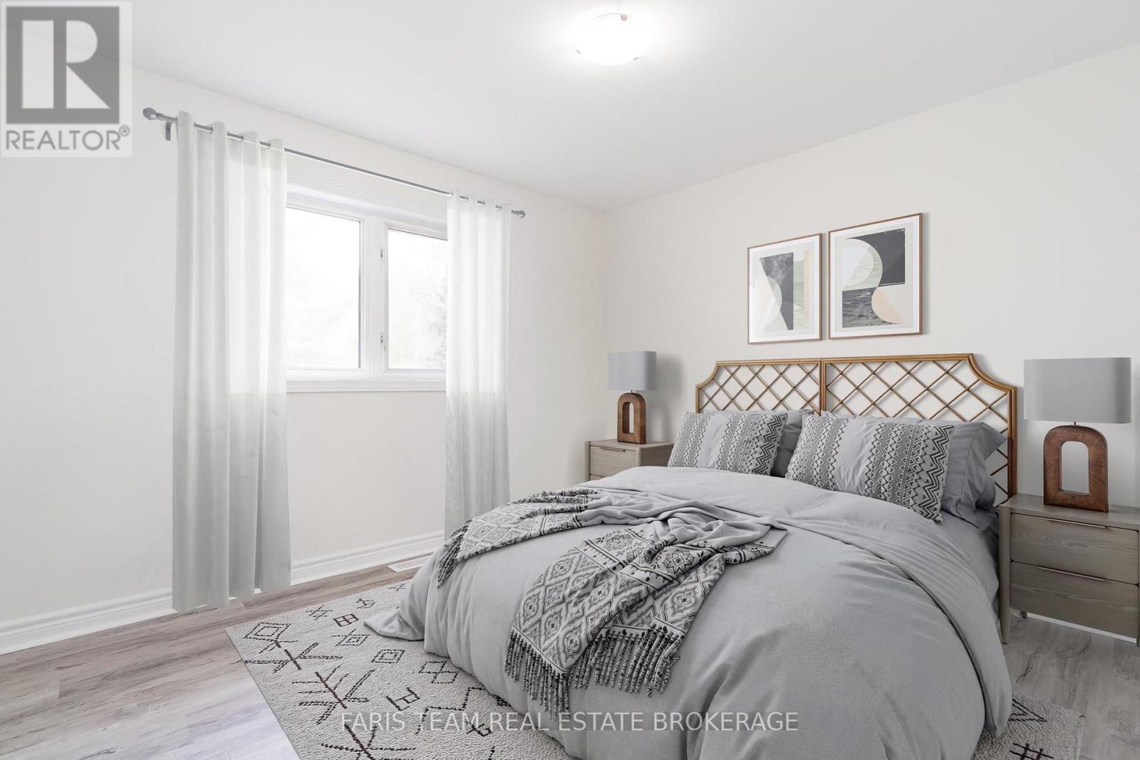 Photo 12 of 19 Wakunda Crescent, Tiny ON