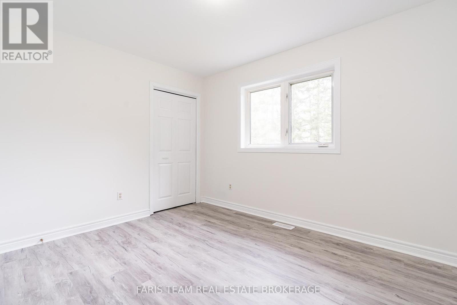 Photo 13 of 19 Wakunda Crescent, Tiny ON