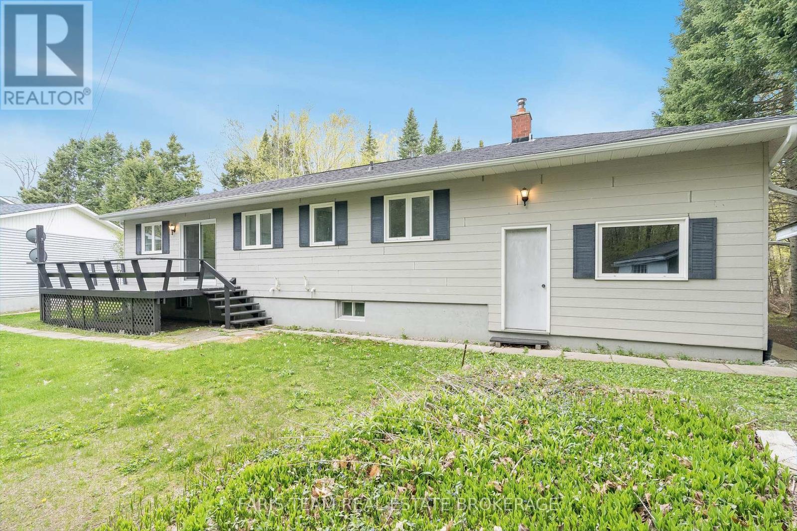 Photo 24 of 19 Wakunda Crescent, Tiny ON