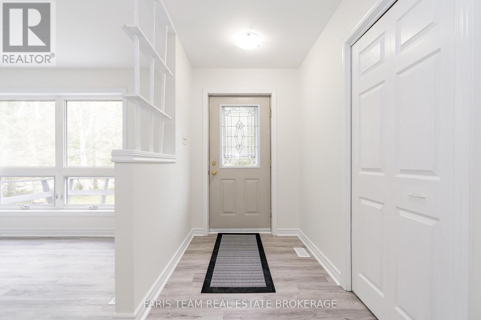 Photo 4 of 19 Wakunda Crescent, Tiny ON