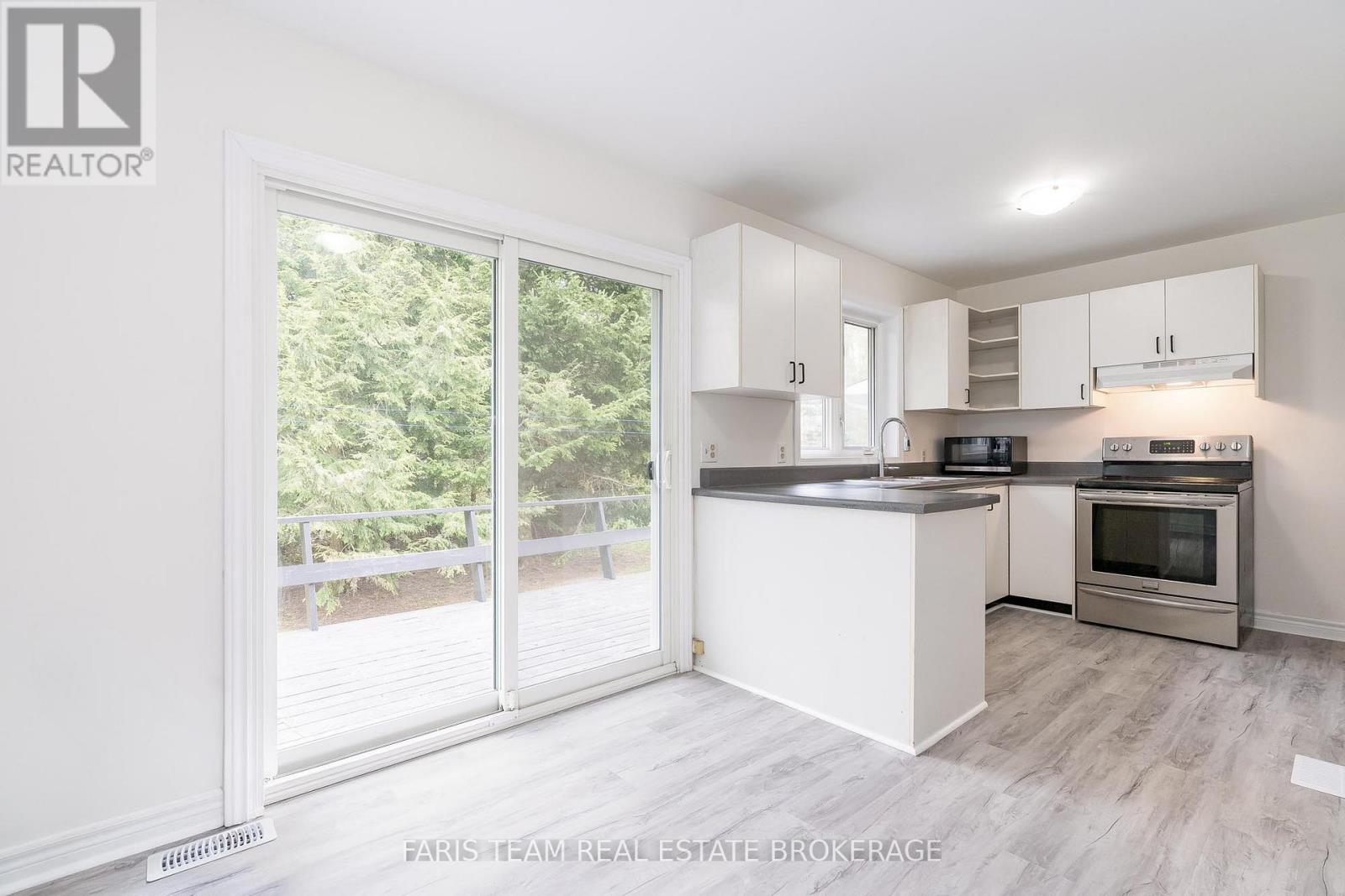 Photo 5 of 19 Wakunda Crescent, Tiny ON