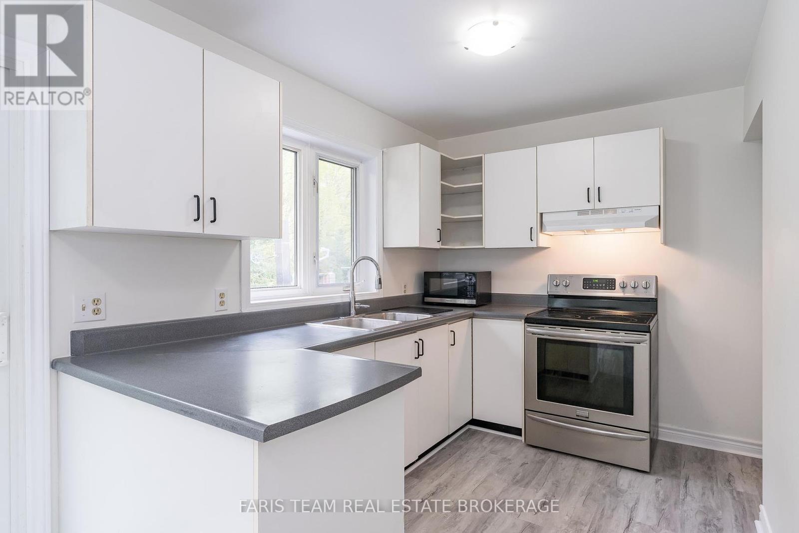 Photo 7 of 19 Wakunda Crescent, Tiny ON