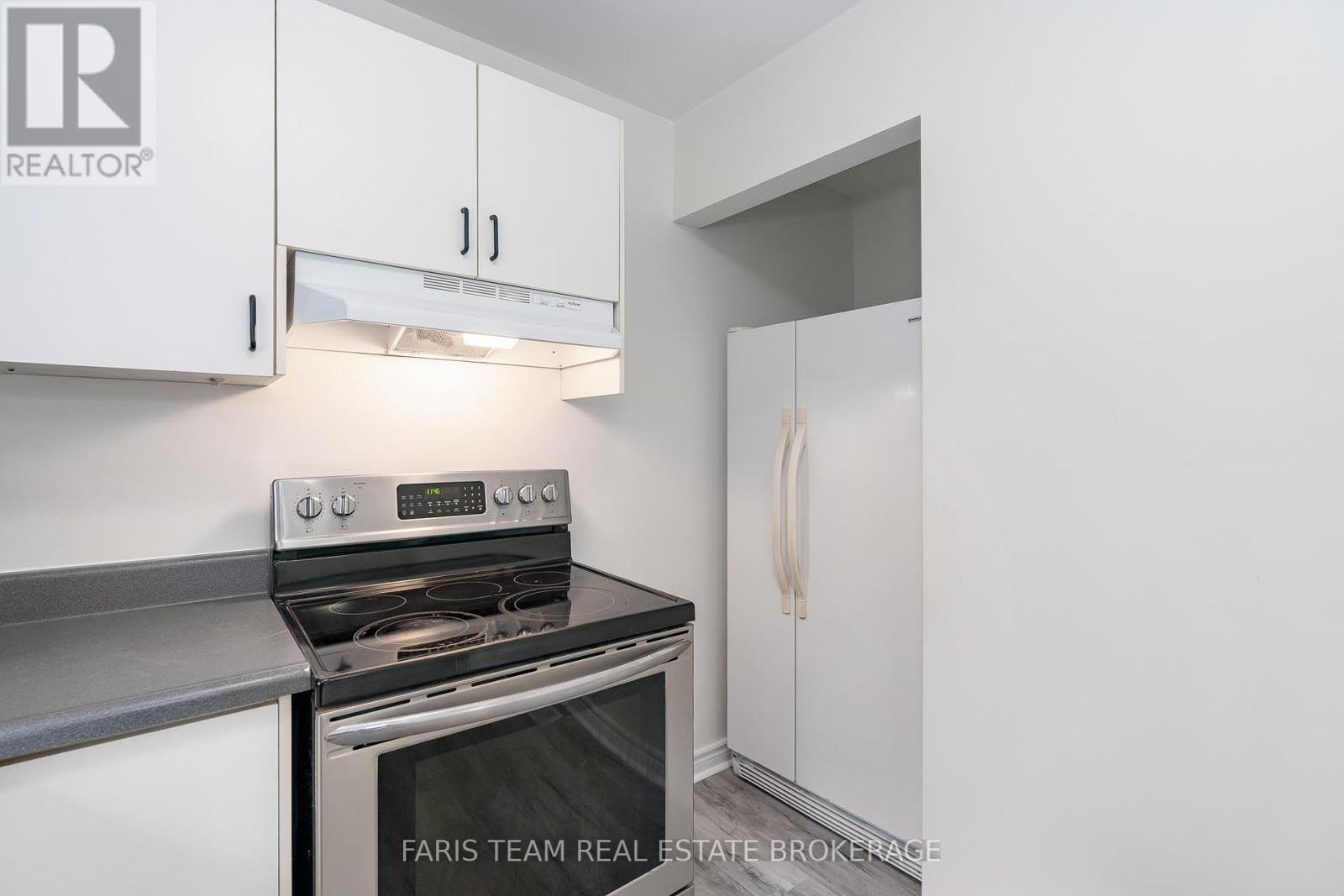 Photo 8 of 19 Wakunda Crescent, Tiny ON