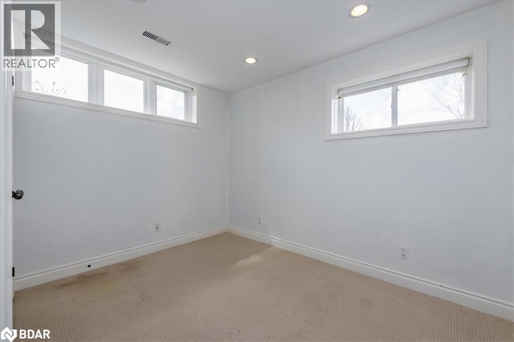Photo 23 of 33 Primrose Crescent, Barrie ON