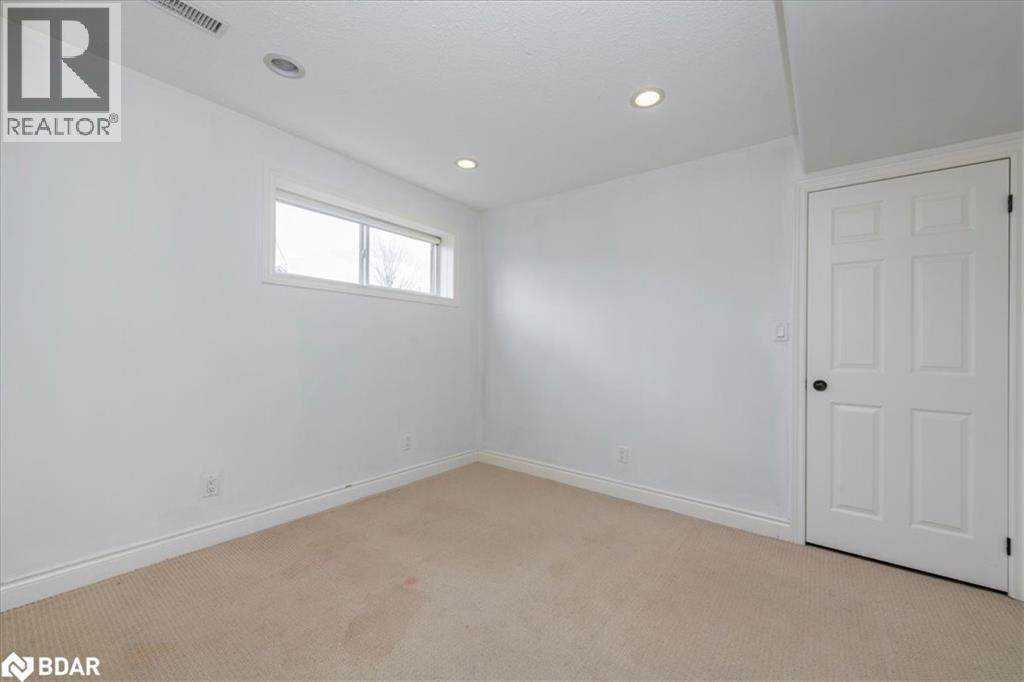 Photo 24 of 33 Primrose Crescent, Barrie ON