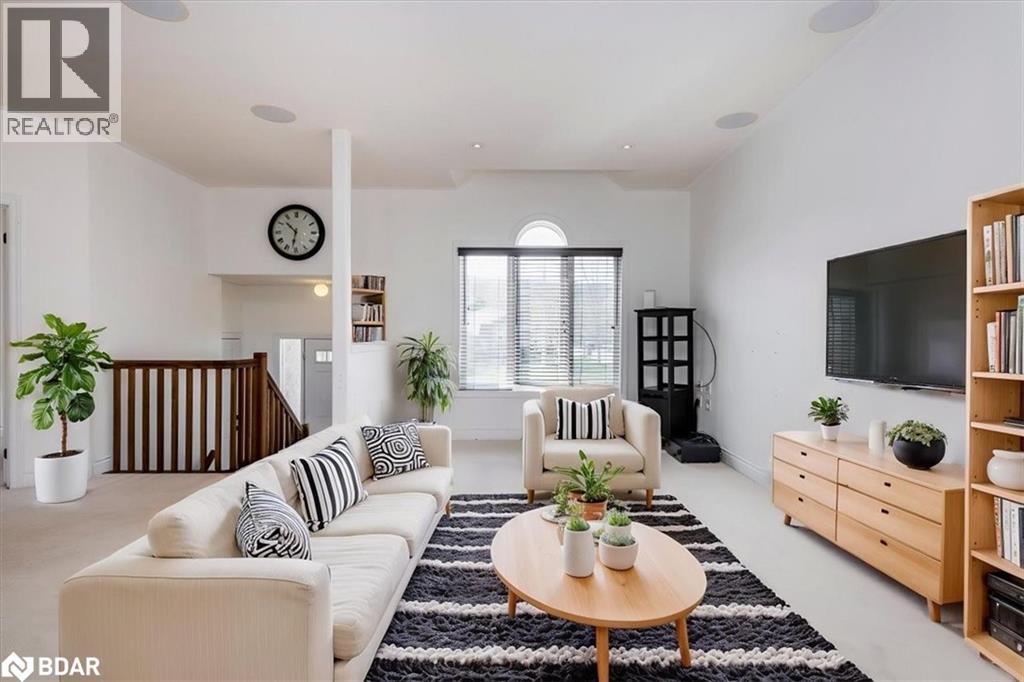 Photo 4 of 33 Primrose Crescent, Barrie ON