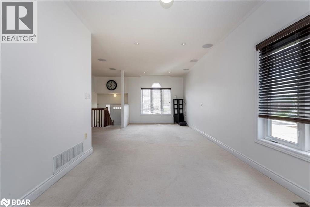 Photo 7 of 33 Primrose Crescent, Barrie ON