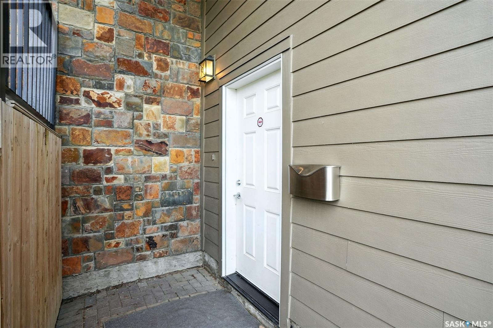 Photo 3 of 122 Roy Crescent, Saskatoon SK