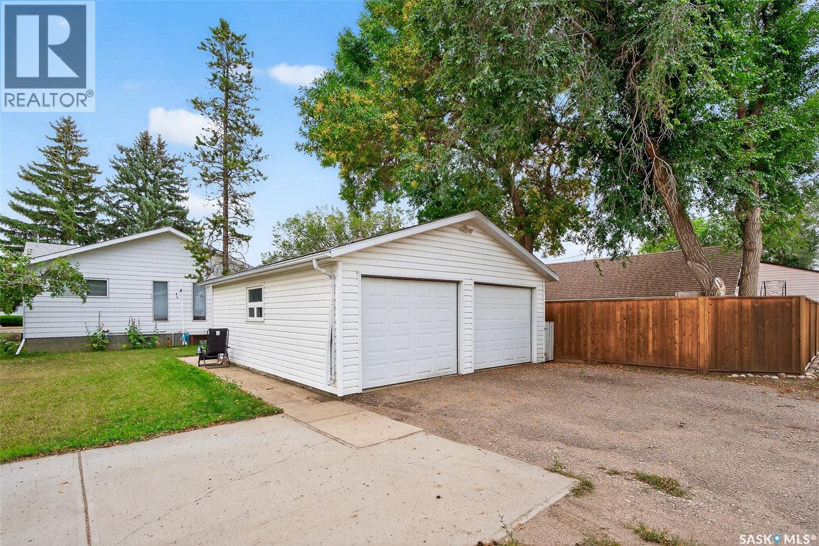 Photo 38 of 1138 7th Avenue Nw, Moose Jaw SK