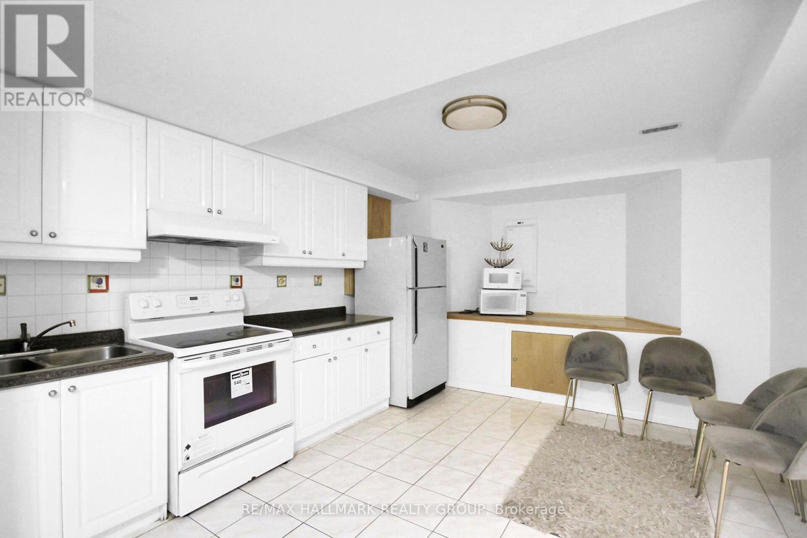 Photo 40 of 206 Annapolis Circle, Ottawa ON