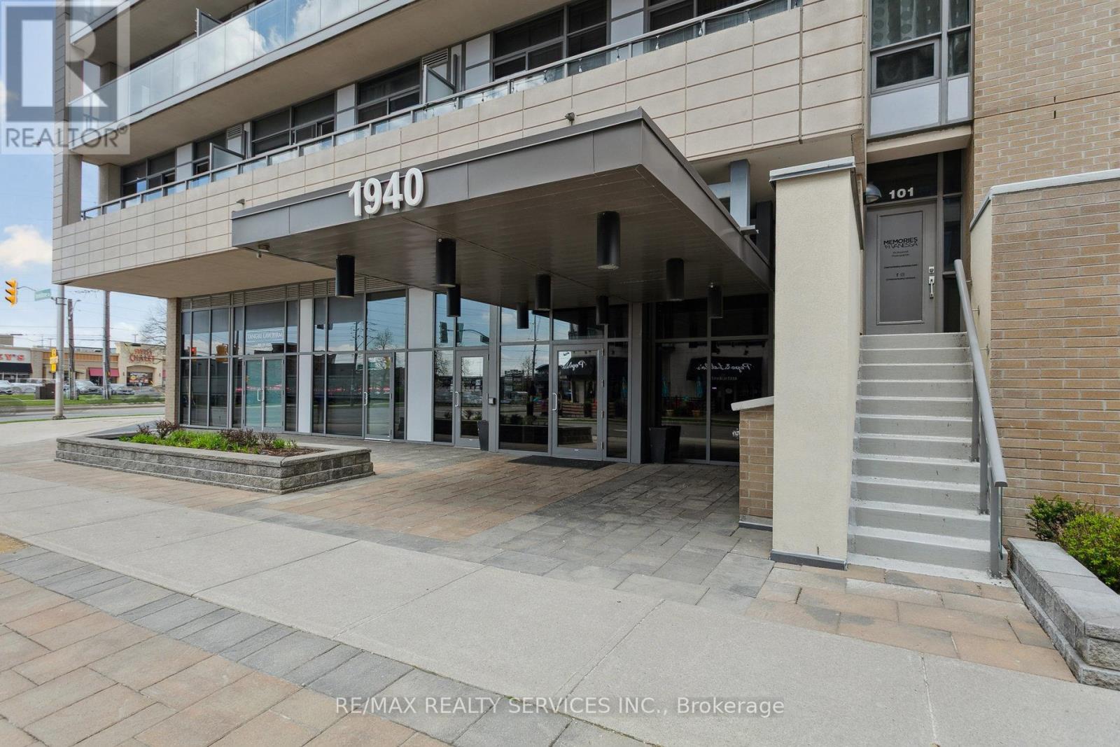 Photo 1 of 104 1940 Ironstone Drive, Burlington ON