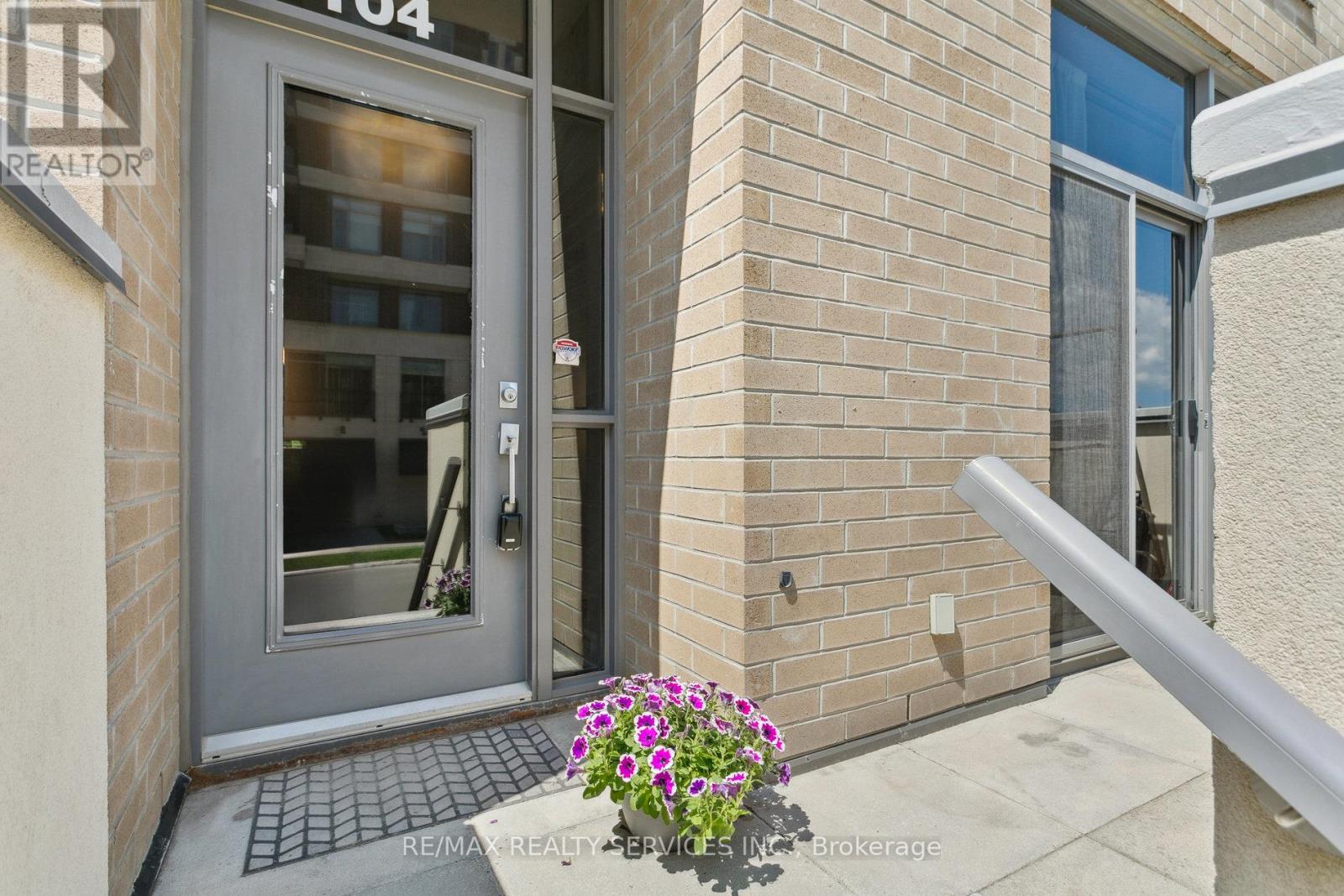 Photo 4 of 104 1940 Ironstone Drive, Burlington ON