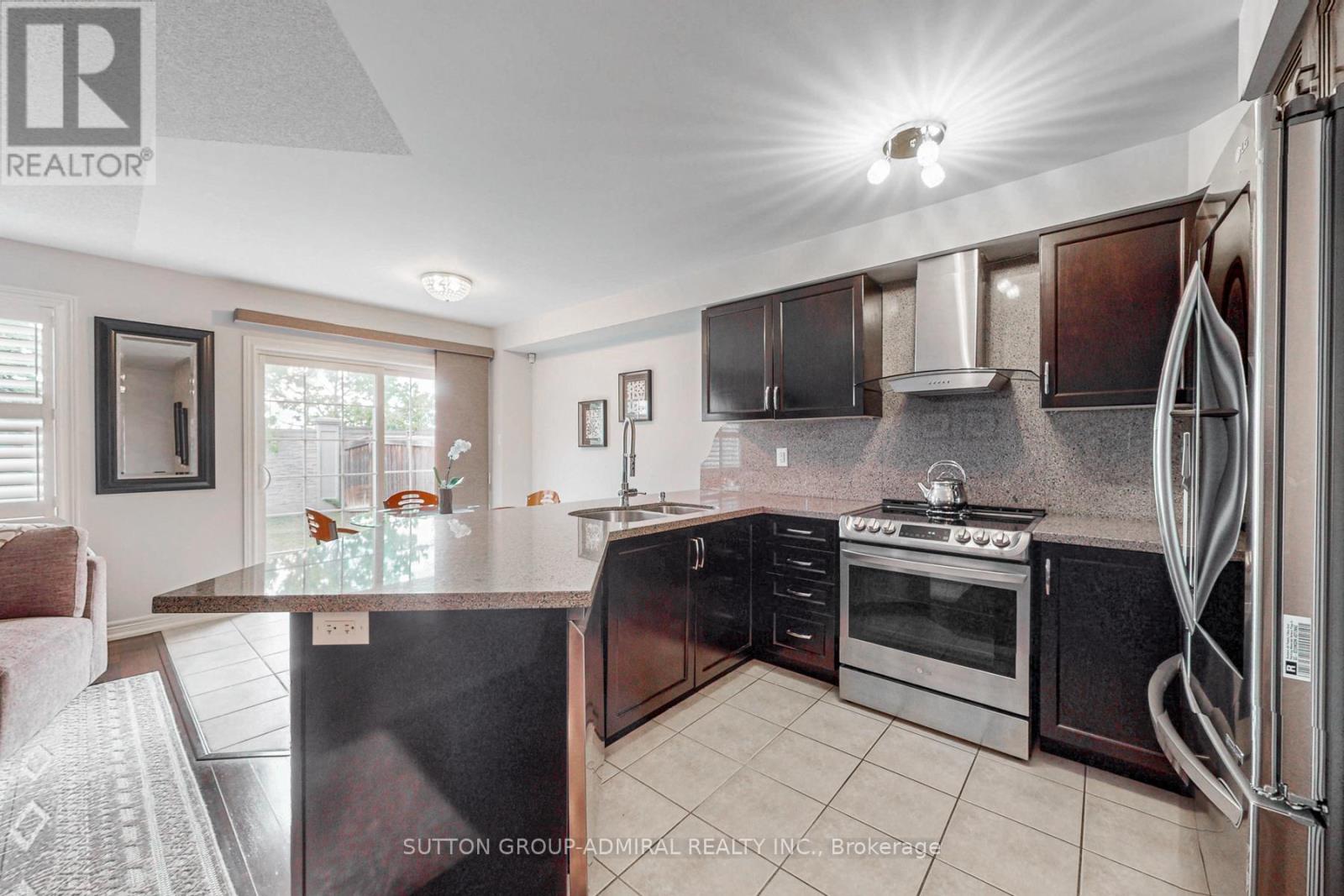 Photo 11 of 34 Beachville Circle, Brampton ON