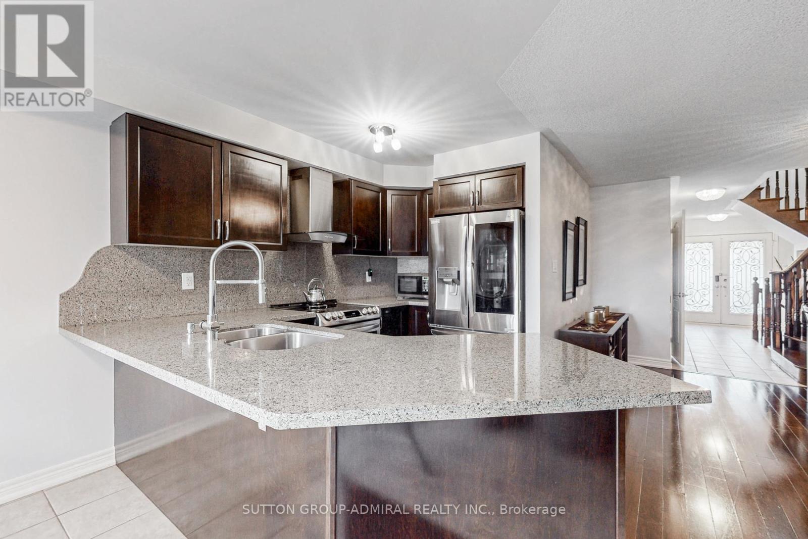 Photo 12 of 34 Beachville Circle, Brampton ON