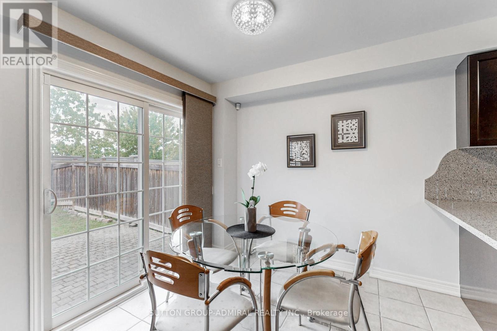 Photo 13 of 34 Beachville Circle, Brampton ON