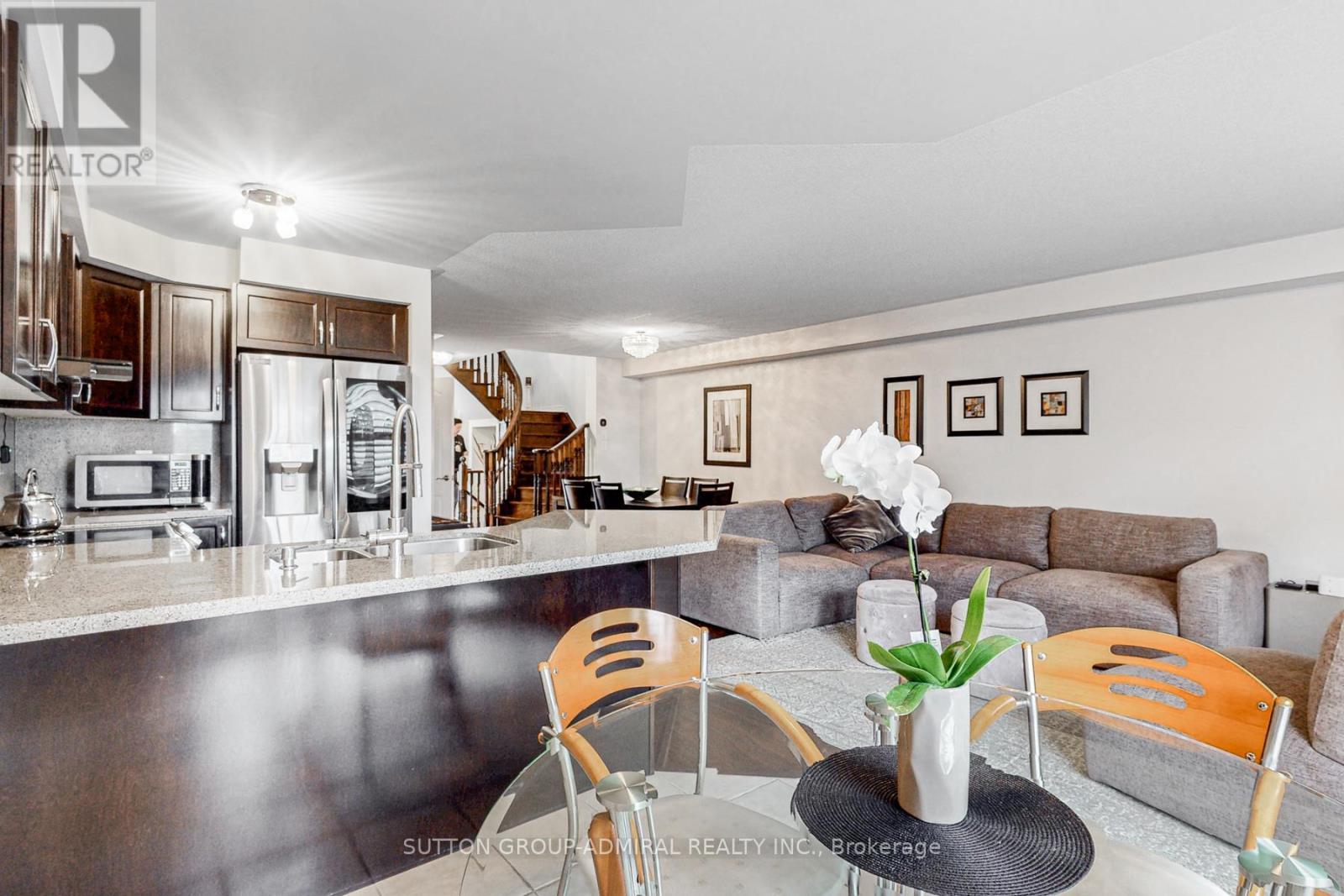 Photo 14 of 34 Beachville Circle, Brampton ON