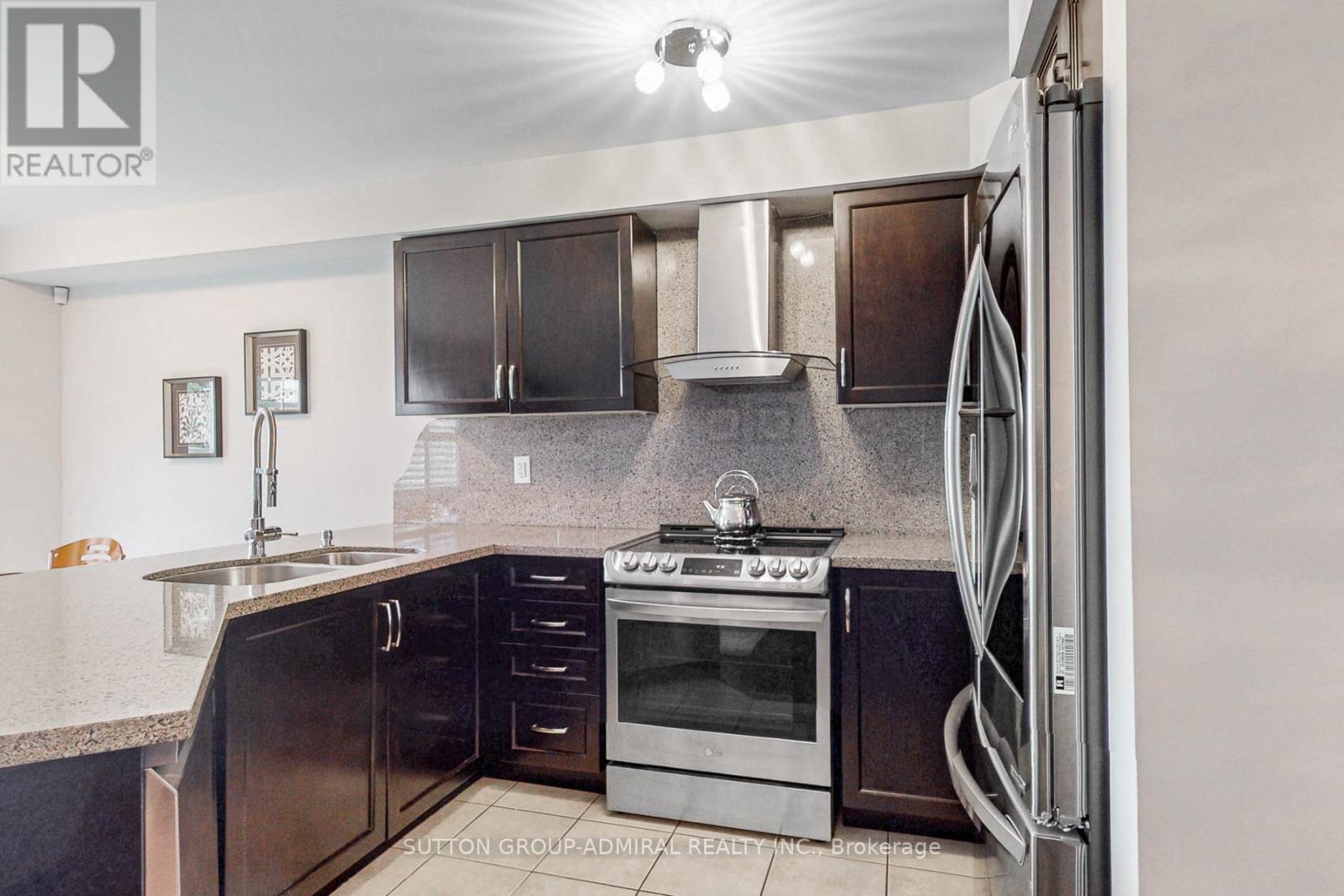 Photo 16 of 34 Beachville Circle, Brampton ON