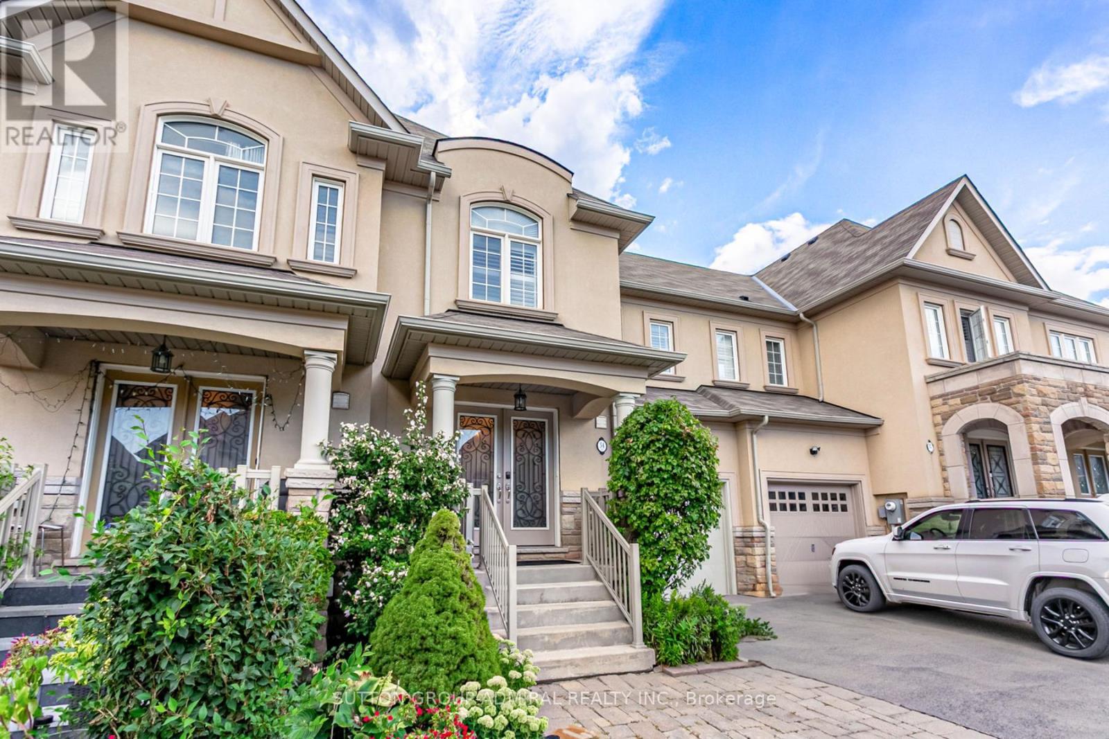 Photo 3 of 34 Beachville Circle, Brampton ON