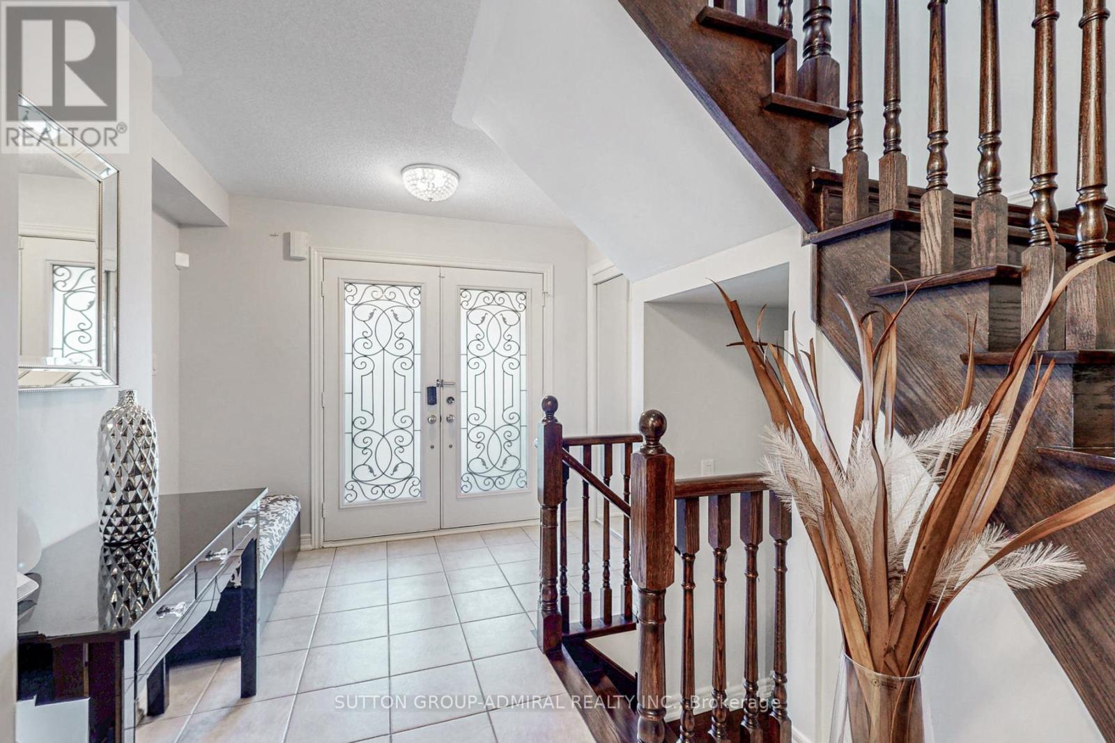 Photo 5 of 34 Beachville Circle, Brampton ON