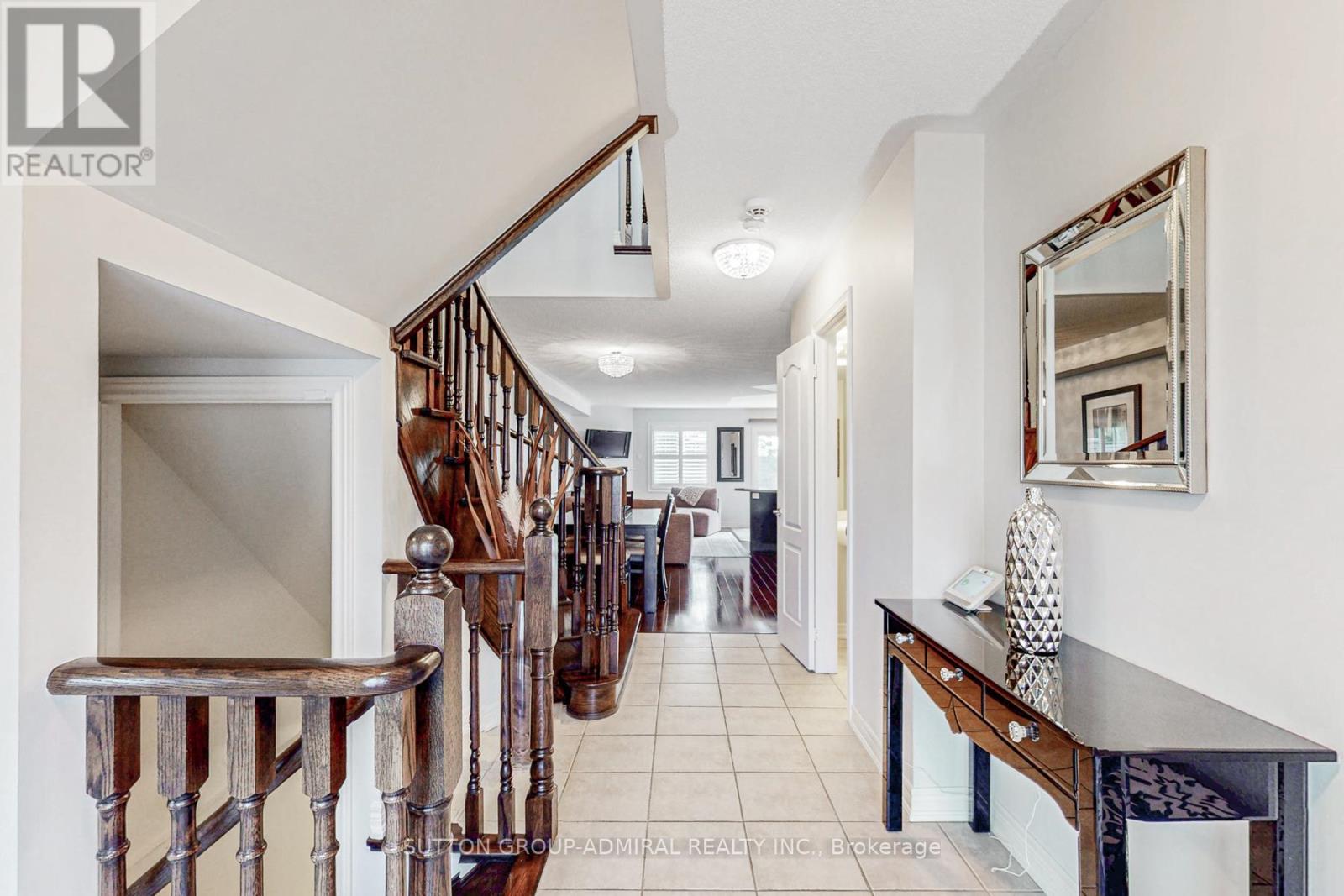 Photo 6 of 34 Beachville Circle, Brampton ON