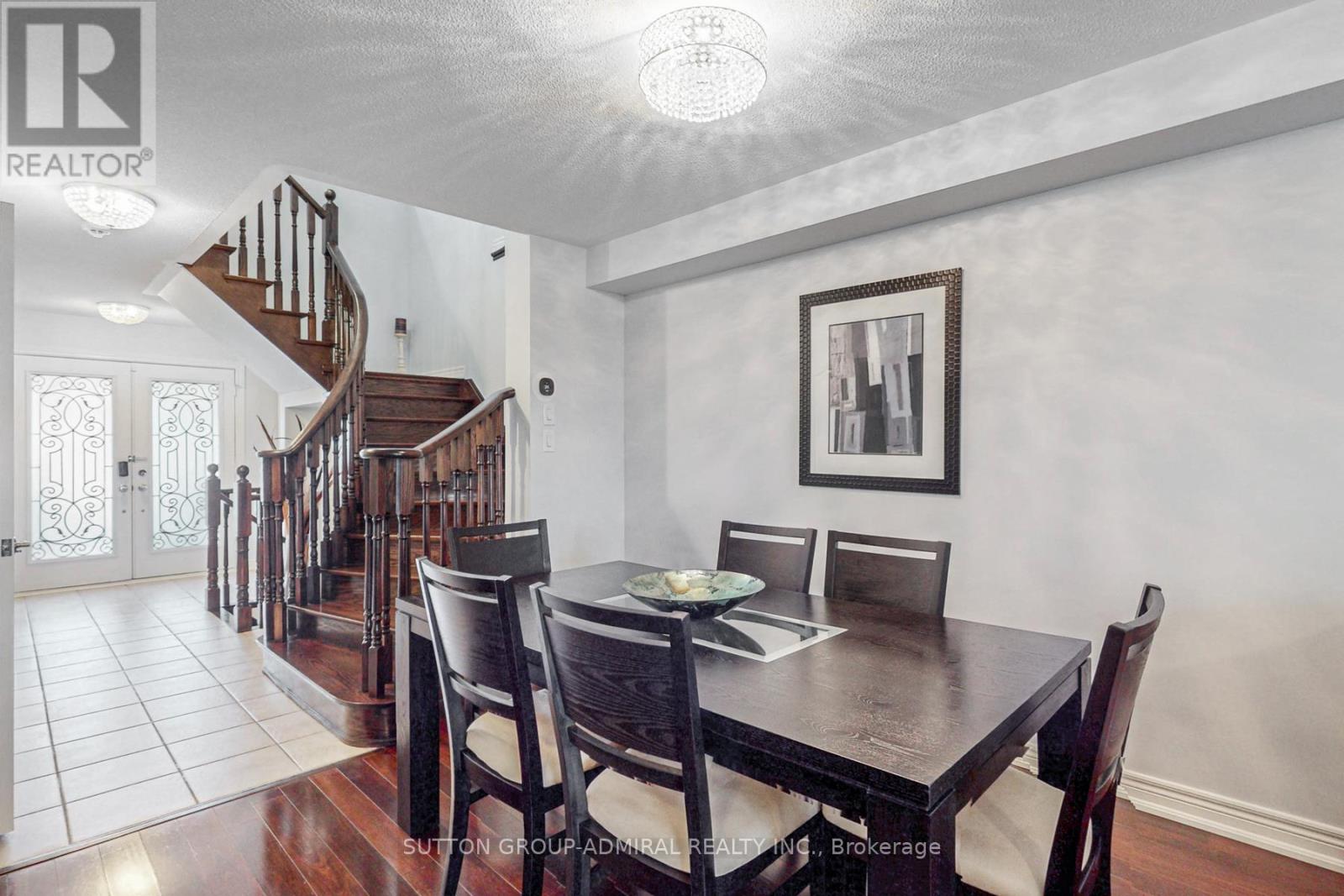 Photo 9 of 34 Beachville Circle, Brampton ON