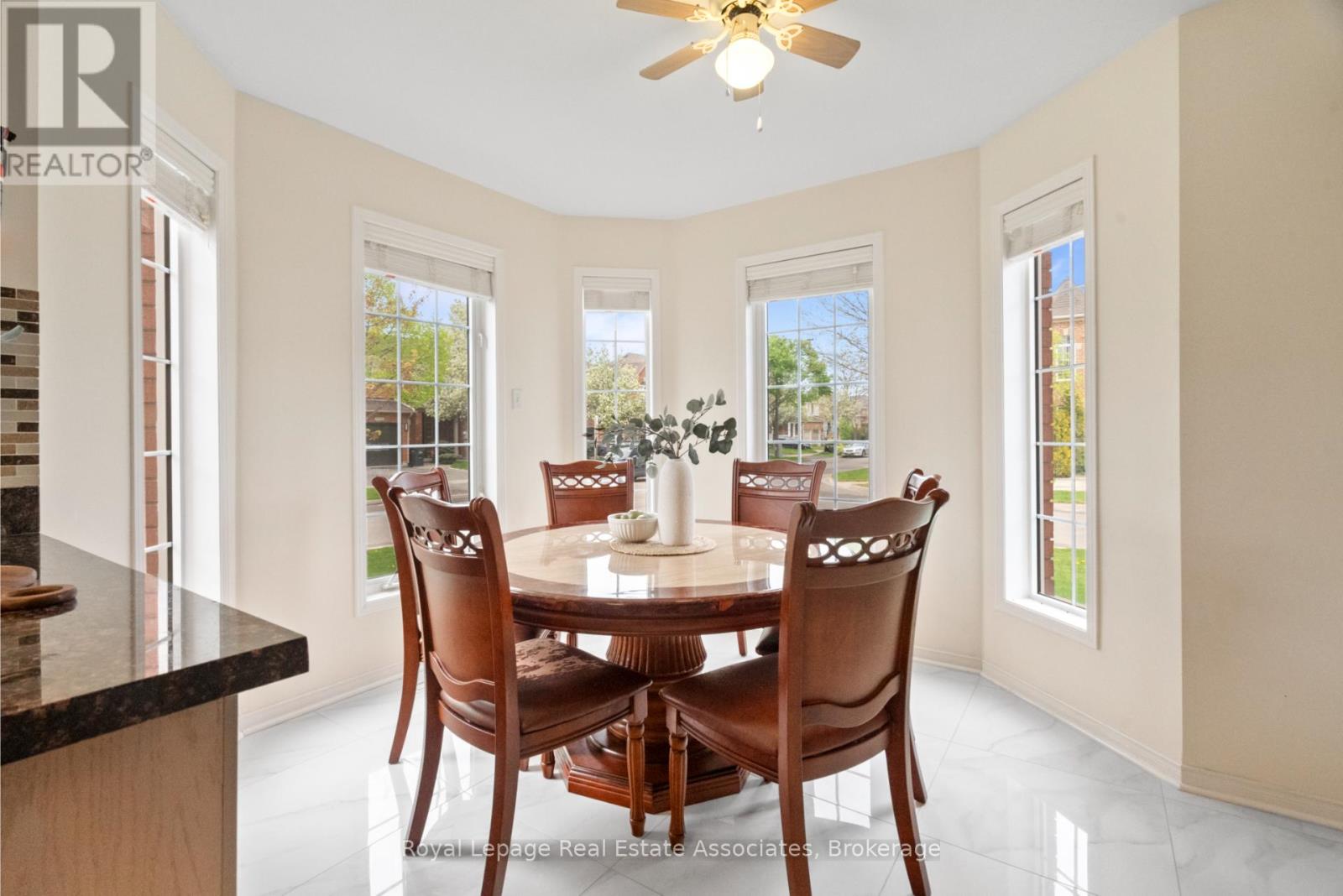 Photo 7 of 5554 Linwell Place, Mississauga ON