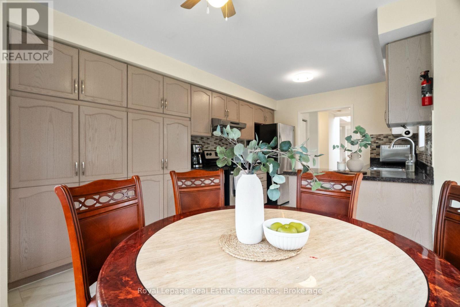 Photo 8 of 5554 Linwell Place, Mississauga ON
