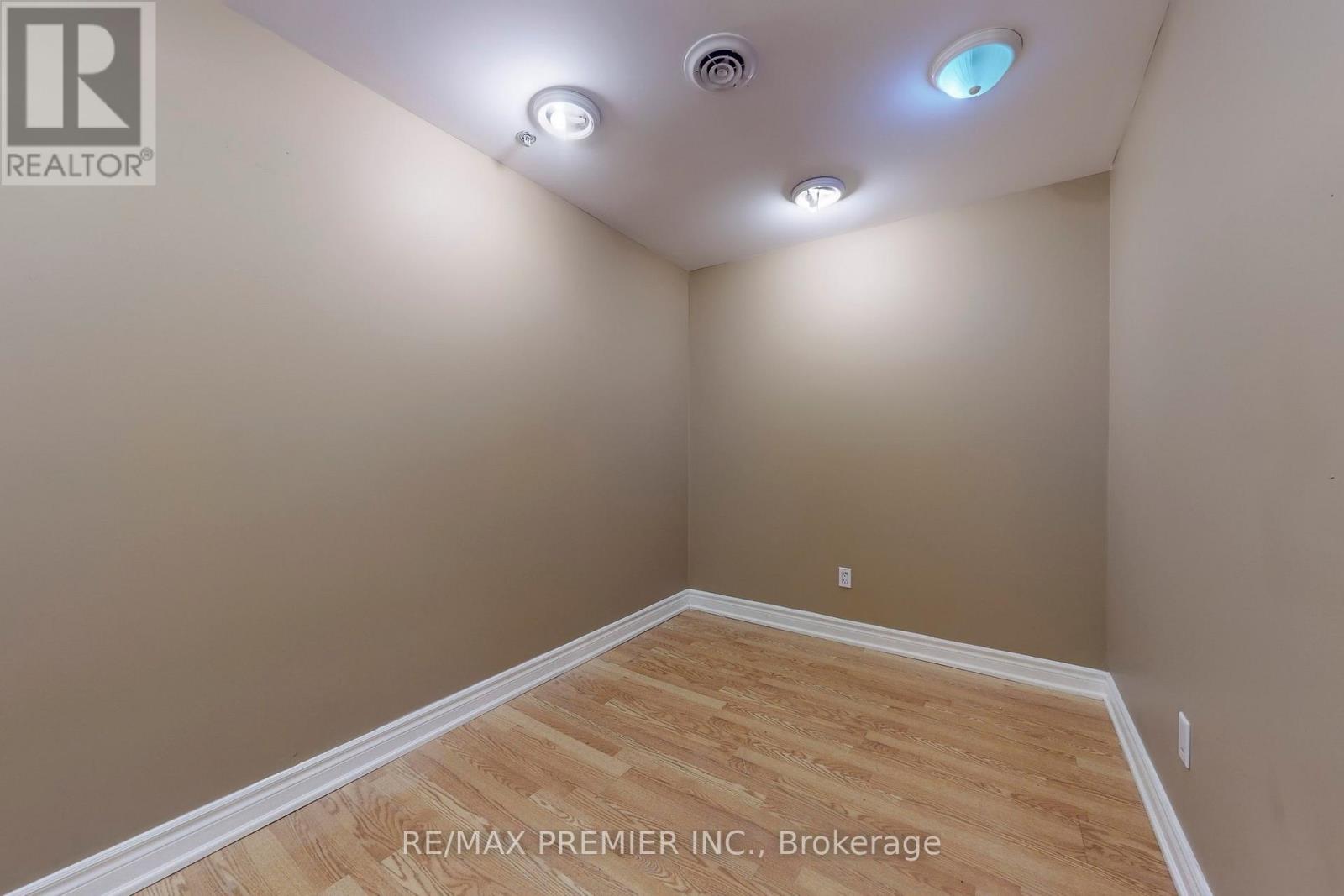 Photo 11 of 17 5484 Tomken Road, Mississauga ON