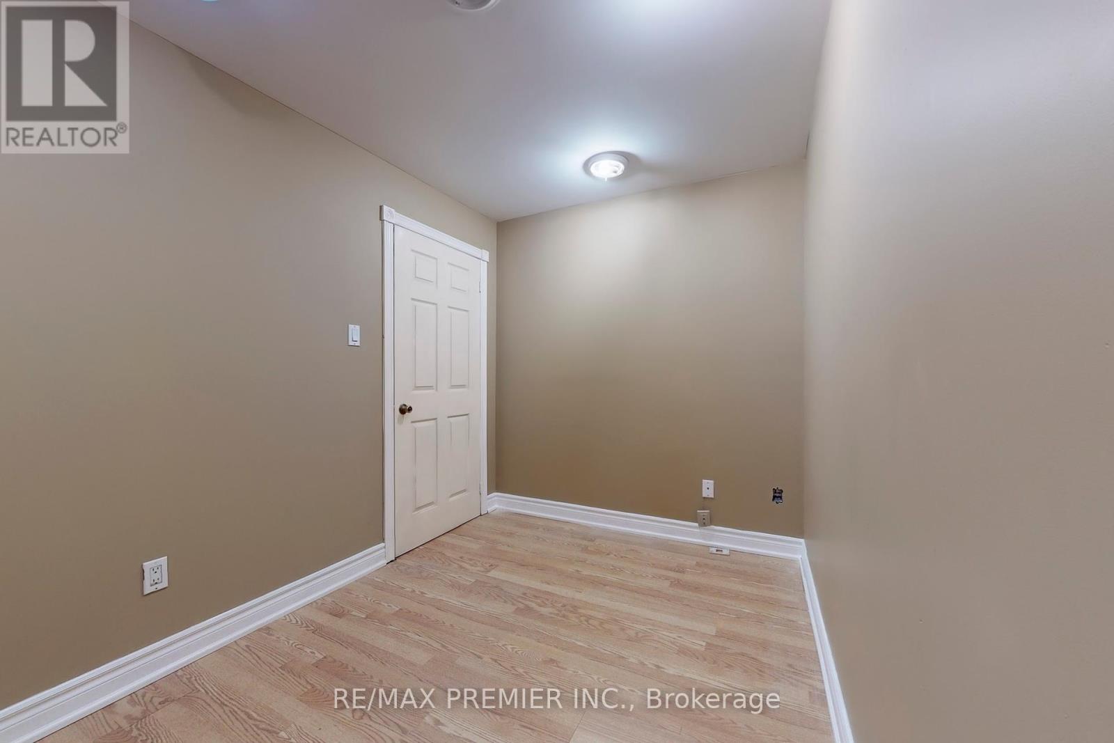 Photo 12 of 17 5484 Tomken Road, Mississauga ON