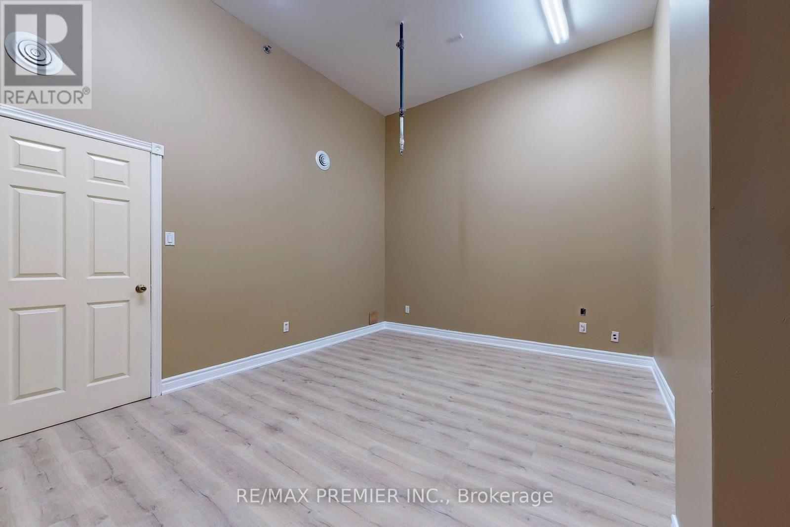 Photo 14 of 17 5484 Tomken Road, Mississauga ON