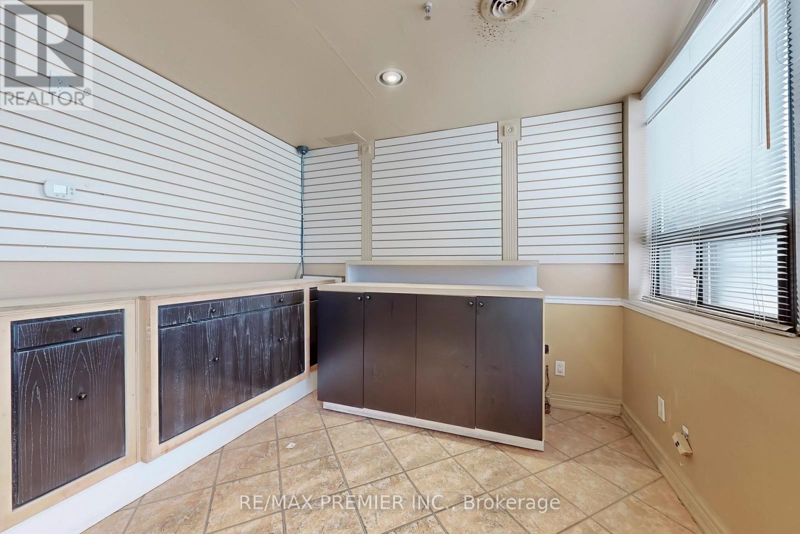 Photo 4 of 17 5484 Tomken Road, Mississauga ON