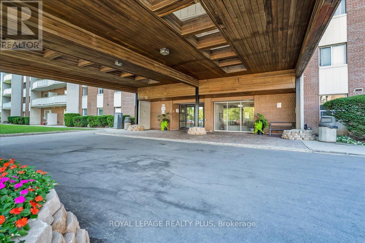Photo 3 of 102 1660 Bloor Street E, Mississauga ON
