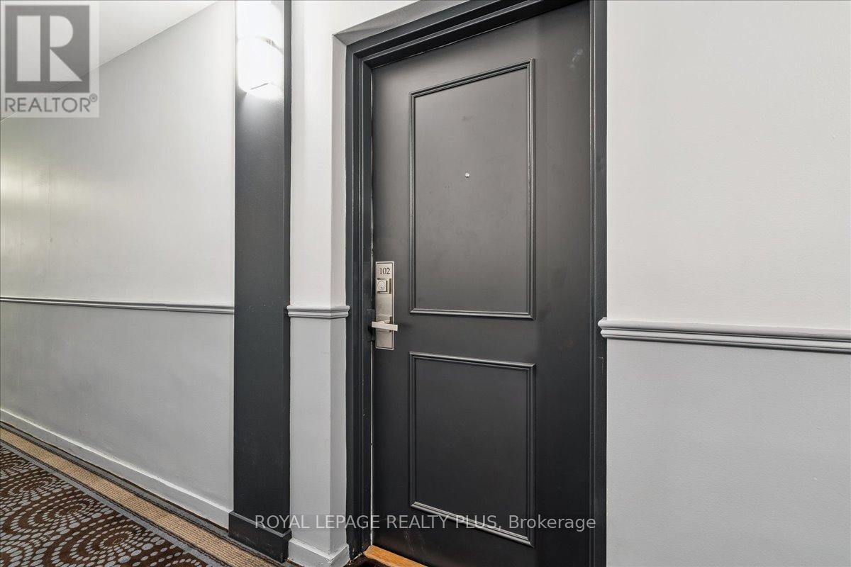 Photo 4 of 102 1660 Bloor Street E, Mississauga ON