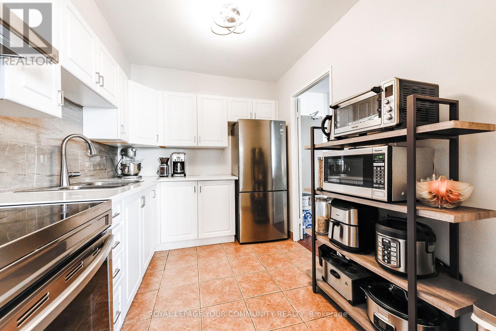 Photo 8 of 901 3390 Weston Road N, Toronto ON