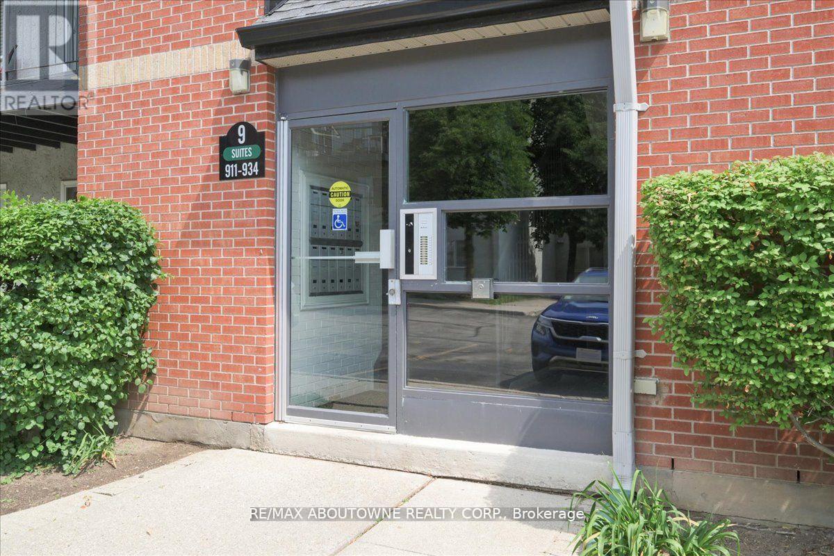 Photo 2 of 921 1450 Glen Abbey Gate, Oakville ON