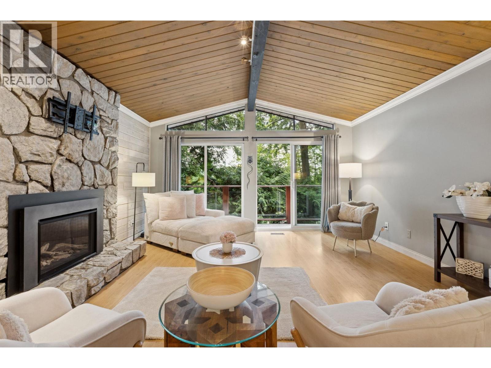 Photo 4 of 1433 Mcnair Drive, North Vancouver BC