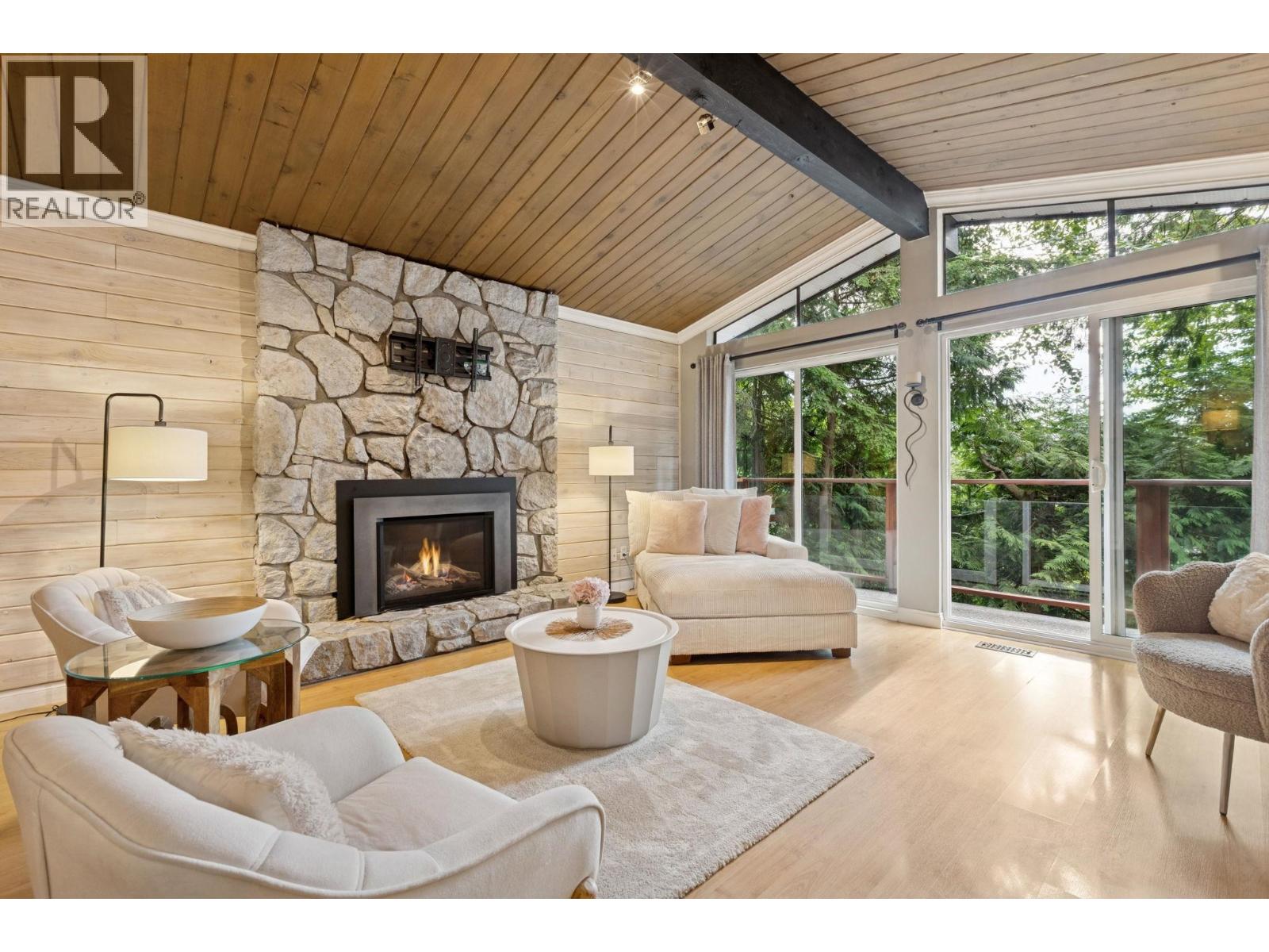 Photo 5 of 1433 Mcnair Drive, North Vancouver BC