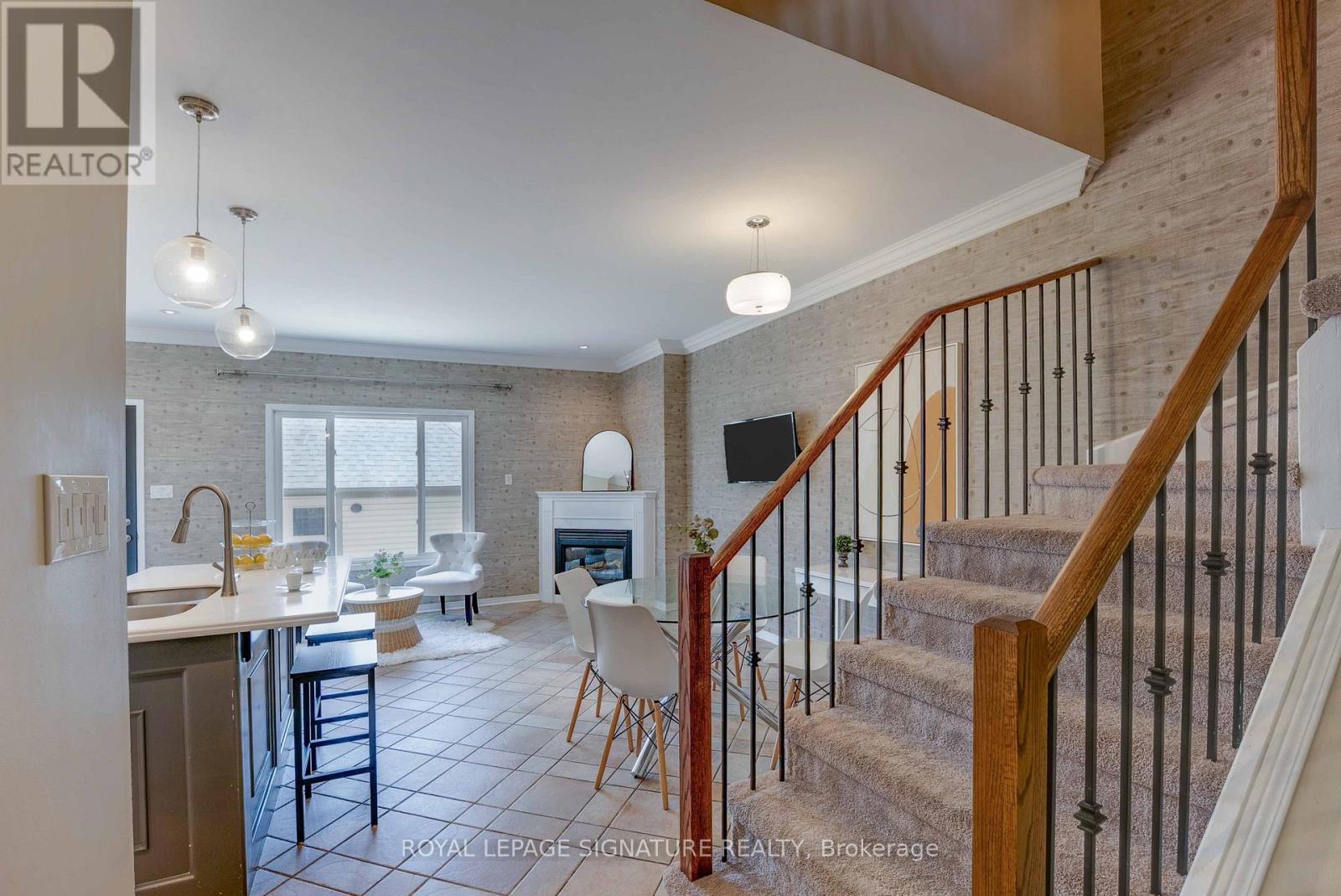 Photo 10 of 216 Gatwick Drive, Oakville ON