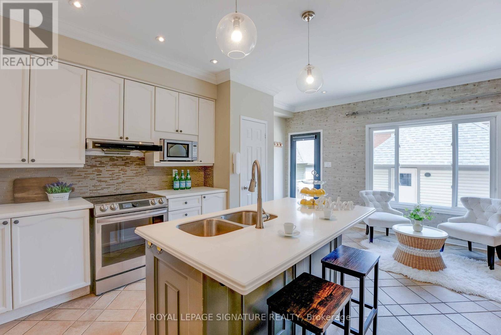 Photo 11 of 216 Gatwick Drive, Oakville ON