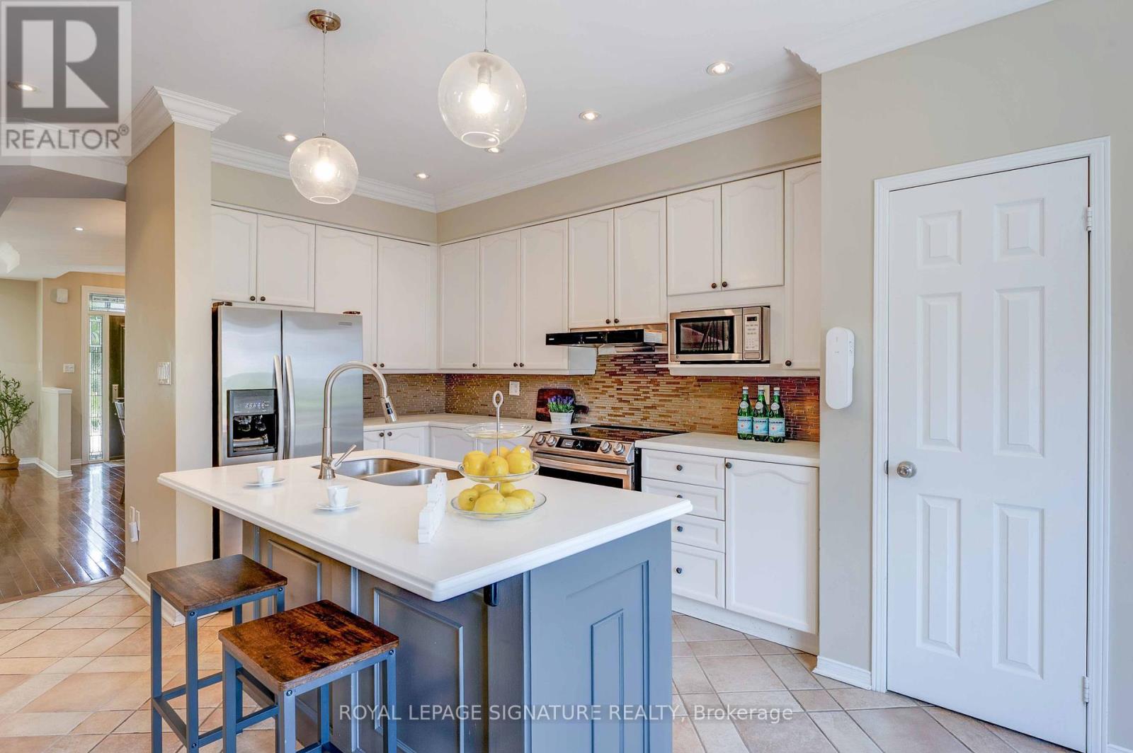Photo 13 of 216 Gatwick Drive, Oakville ON