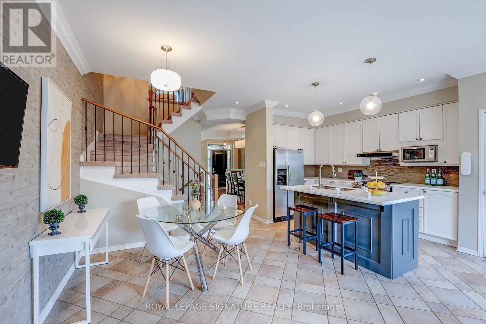 Photo 14 of 216 Gatwick Drive, Oakville ON