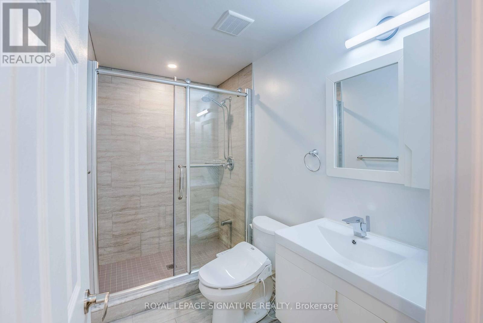 Photo 32 of 216 Gatwick Drive, Oakville ON