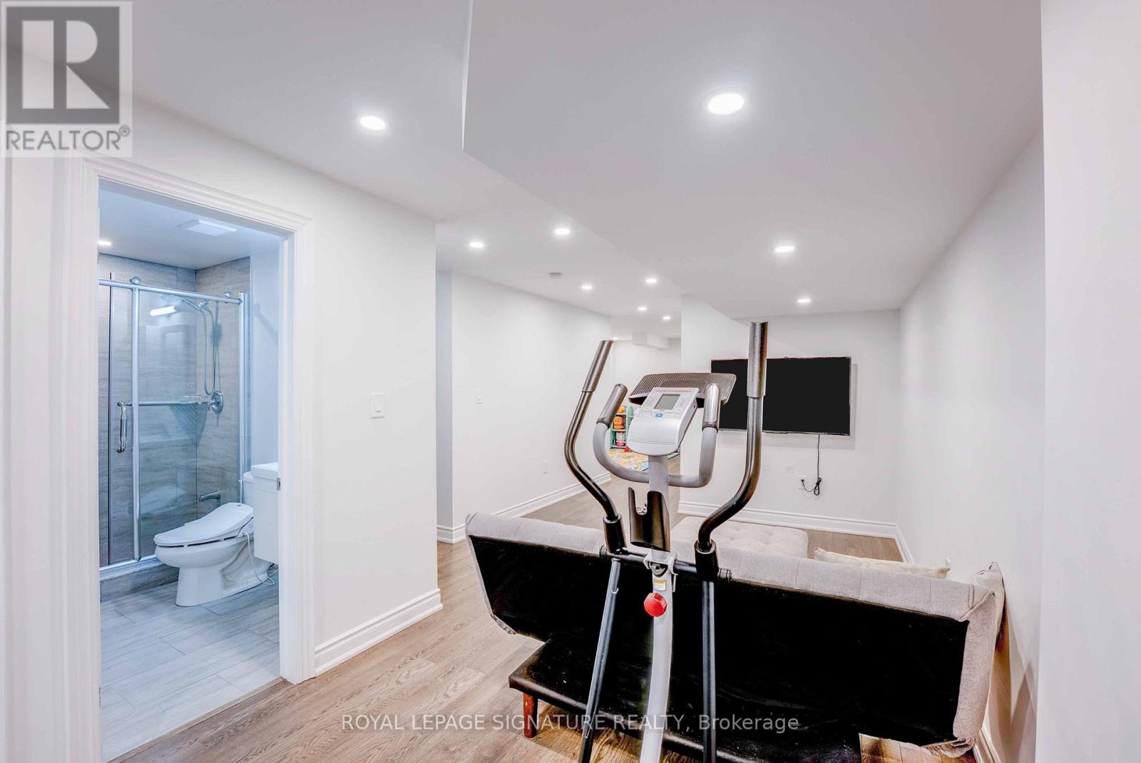 Photo 34 of 216 Gatwick Drive, Oakville ON