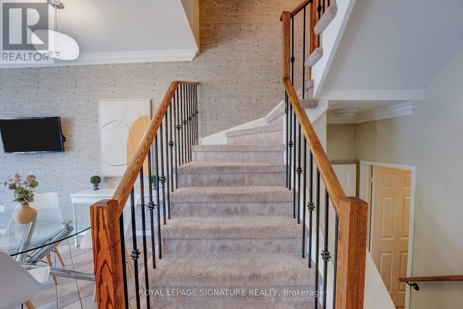 Photo 9 of 216 Gatwick Drive, Oakville ON