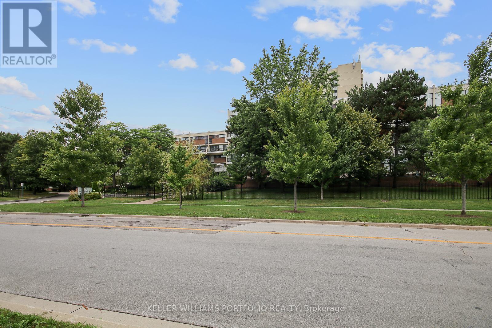 Photo 40 of 228 2 Valhalla Inn Road, Toronto ON