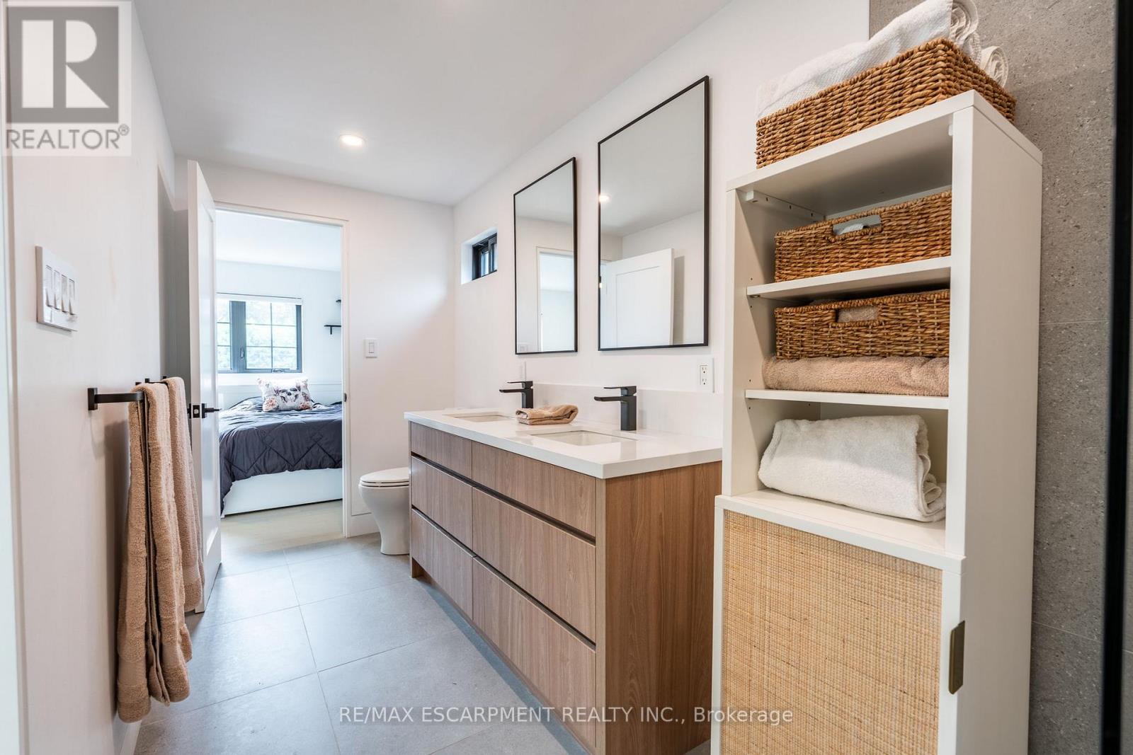 Photo 11 of 5135 Mulberry Drive, Burlington ON