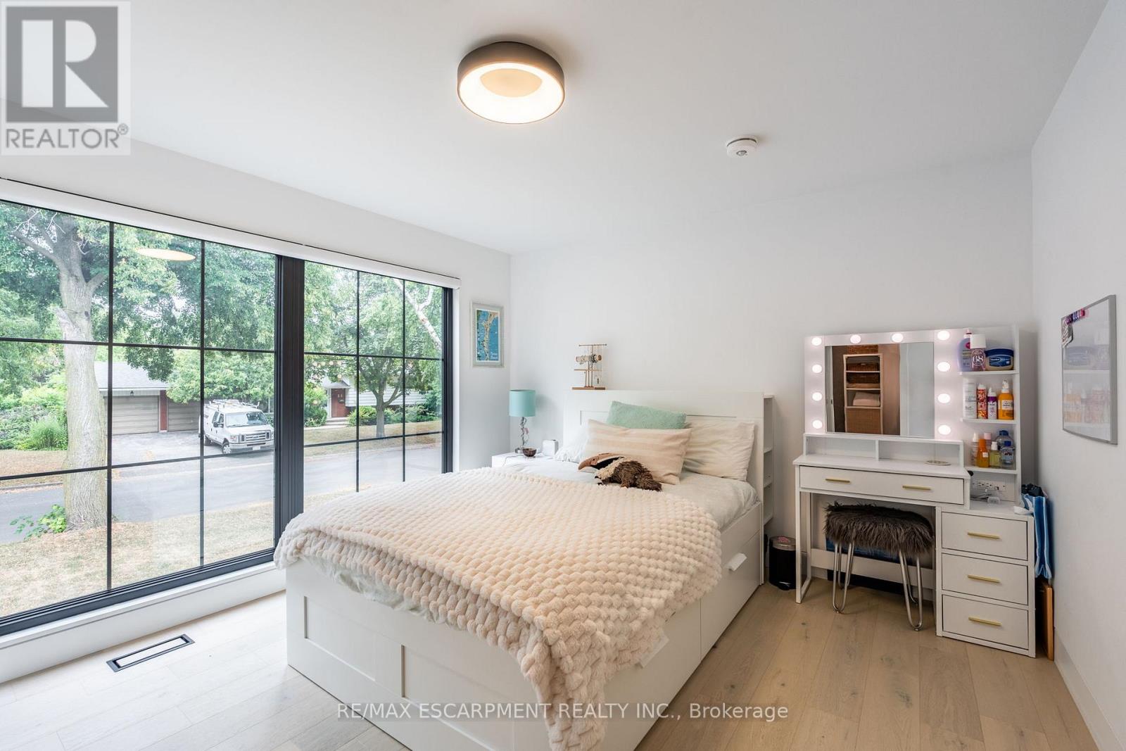 Photo 12 of 5135 Mulberry Drive, Burlington ON