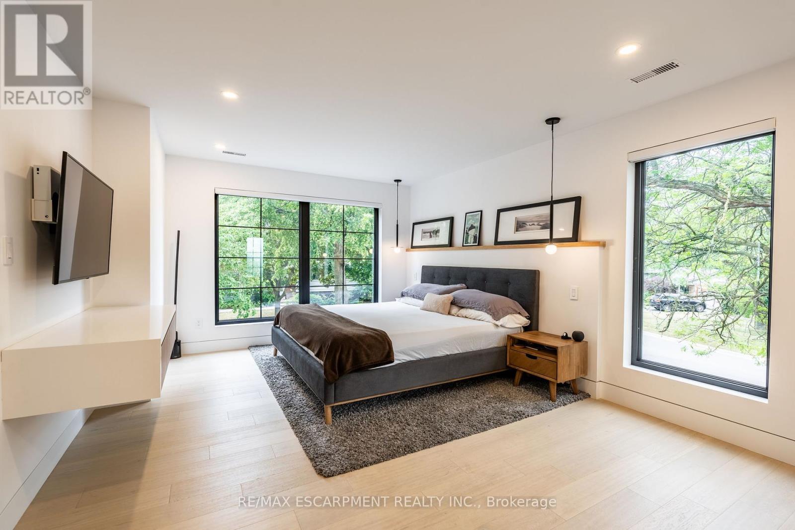 Photo 16 of 5135 Mulberry Drive, Burlington ON